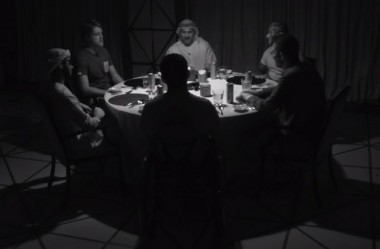 6 Homens comem juntos no escuro. O surpreendente acontece quando as luzes se acendem.