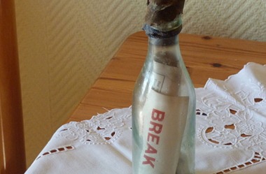 Uma mensagem em uma garrafa é encontrada após 108 anos.