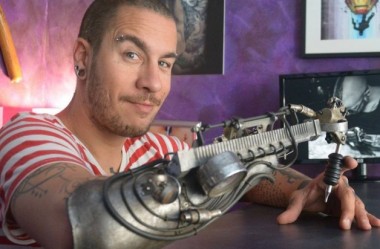 Esse Tatuador Perdeu o Antebraço e Ganhou a Primeira Prótese com Máquina de Tatuar Adaptada