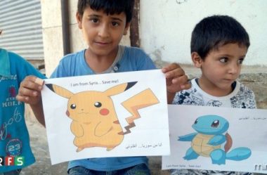 Crianças sírias pedem ajuda com placas de Pokémon Go