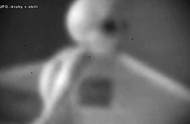 Video bizarro da deep web mostra Extraterrestre Grey preso em jaula por humanos