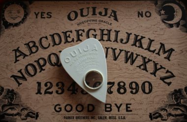 A verdadeira história do tabuleiro Ouija e as regras para jogar!