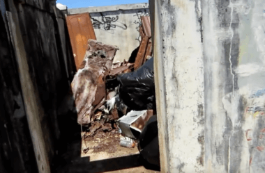 Homem achou caixões com restos humanos dentro de um lixão, confira o vídeo!